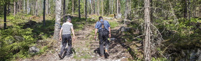 Män i skog